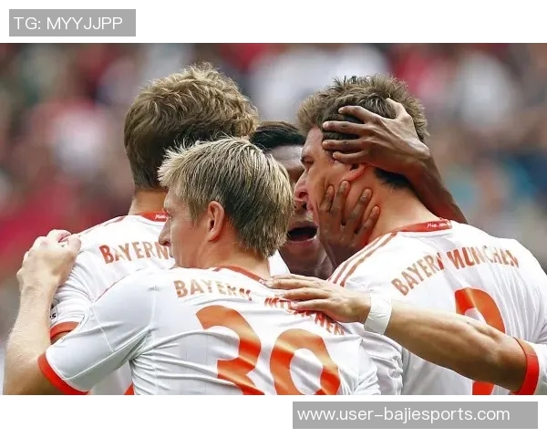 理查兹称赞马杜埃凯与本怀特右路默契配合展现全新风貌 理查兹称赞马杜埃凯与本怀特右路默契配合展现全新风貌